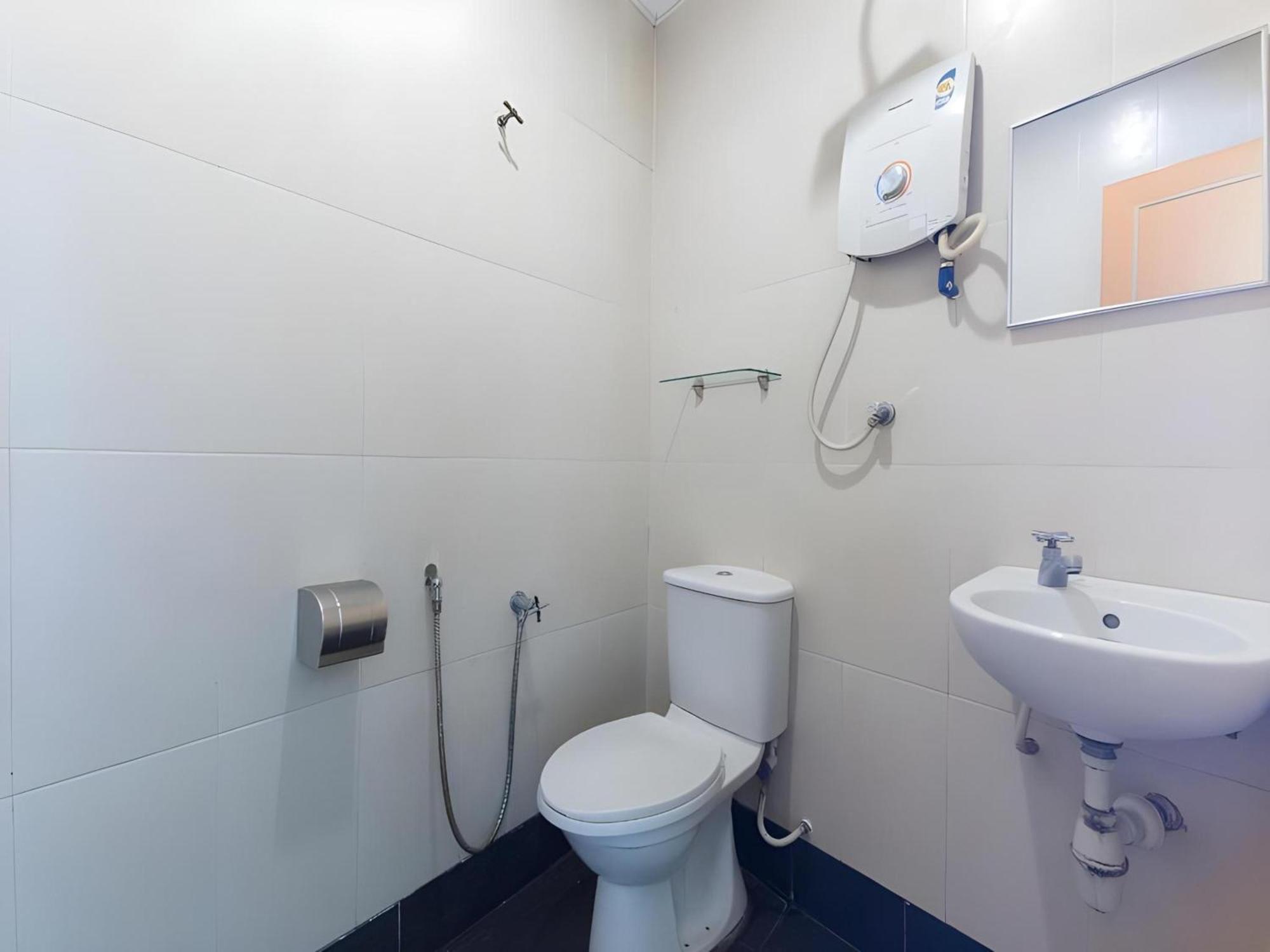 OYO 1102 Amani Hotel Kampong Sungai Ramal Dalam Bagian luar foto