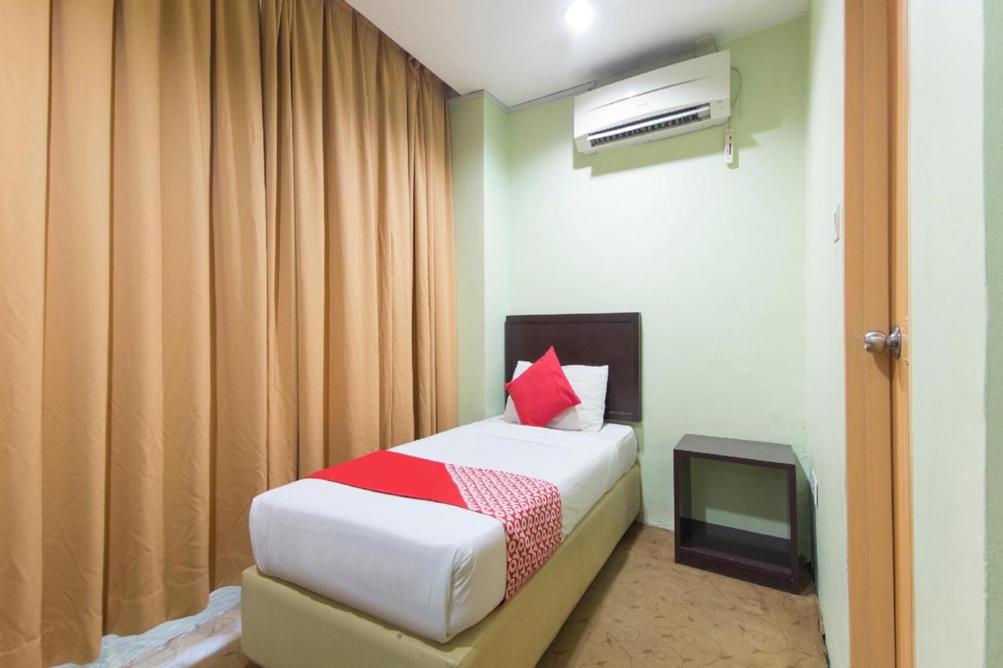 OYO 1102 Amani Hotel Kampong Sungai Ramal Dalam Bagian luar foto