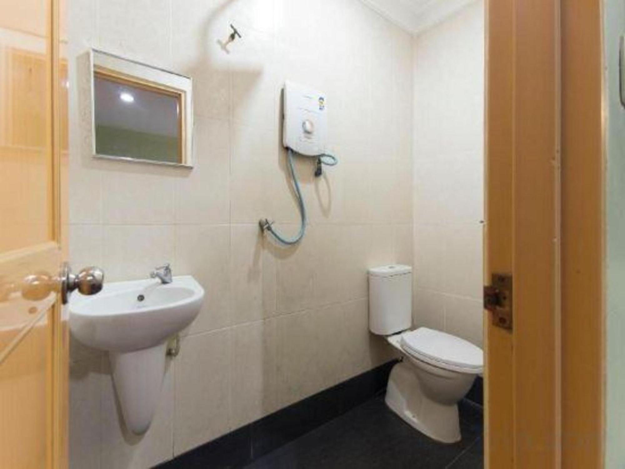 OYO 1102 Amani Hotel Kampong Sungai Ramal Dalam Bagian luar foto