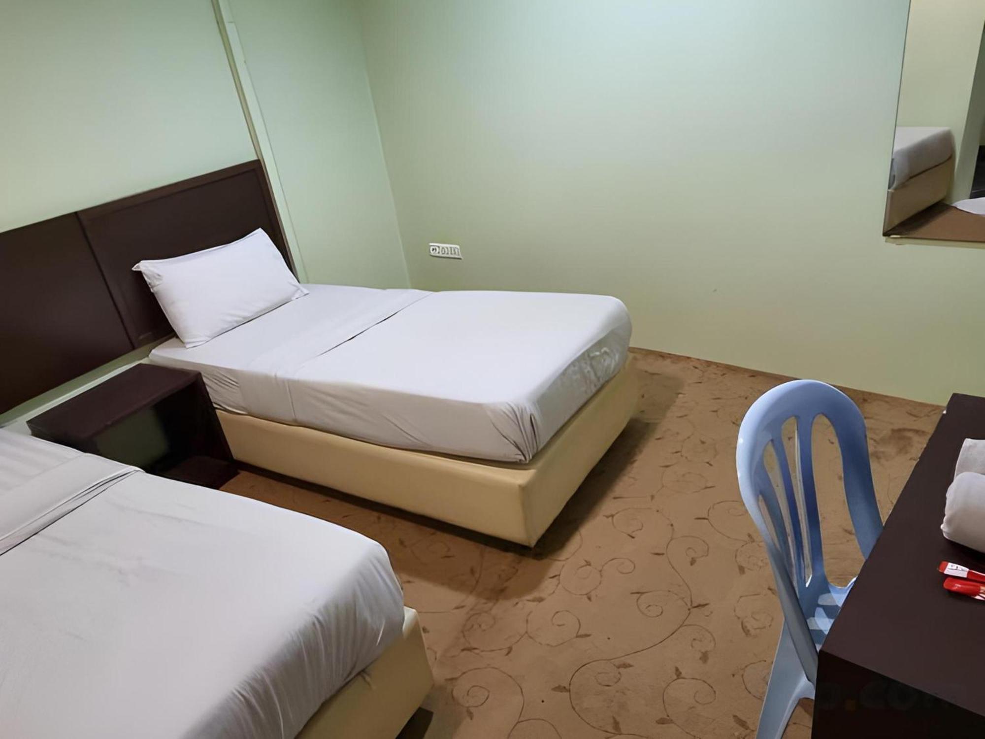 OYO 1102 Amani Hotel Kampong Sungai Ramal Dalam Bagian luar foto