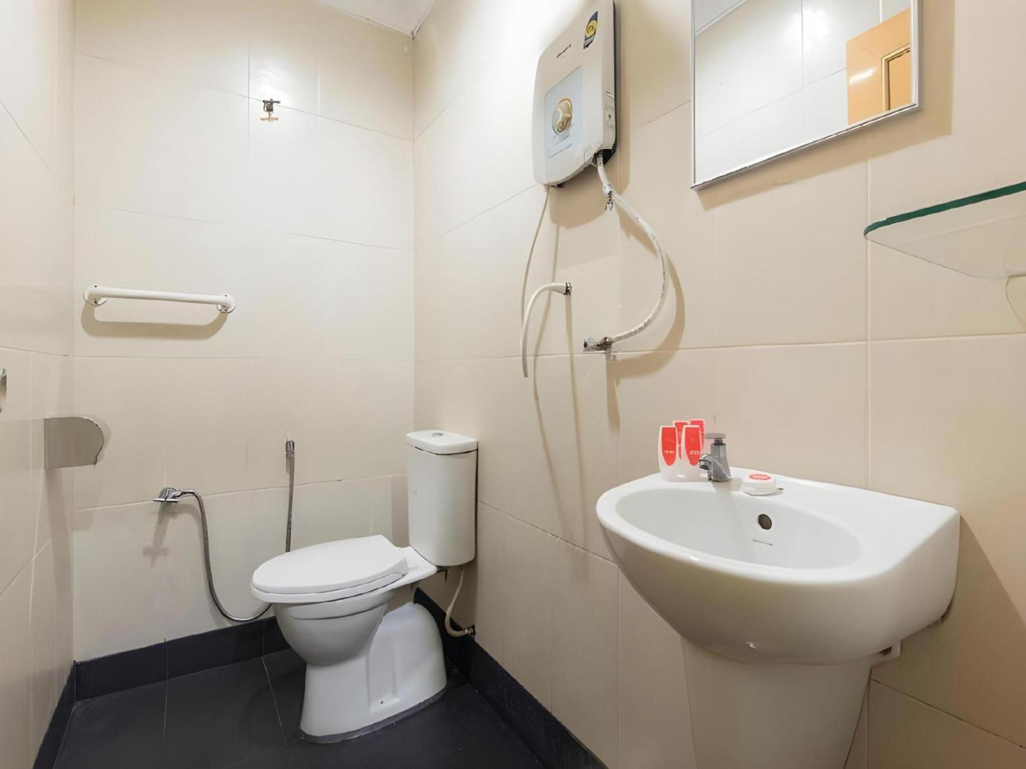 OYO 1102 Amani Hotel Kampong Sungai Ramal Dalam Bagian luar foto