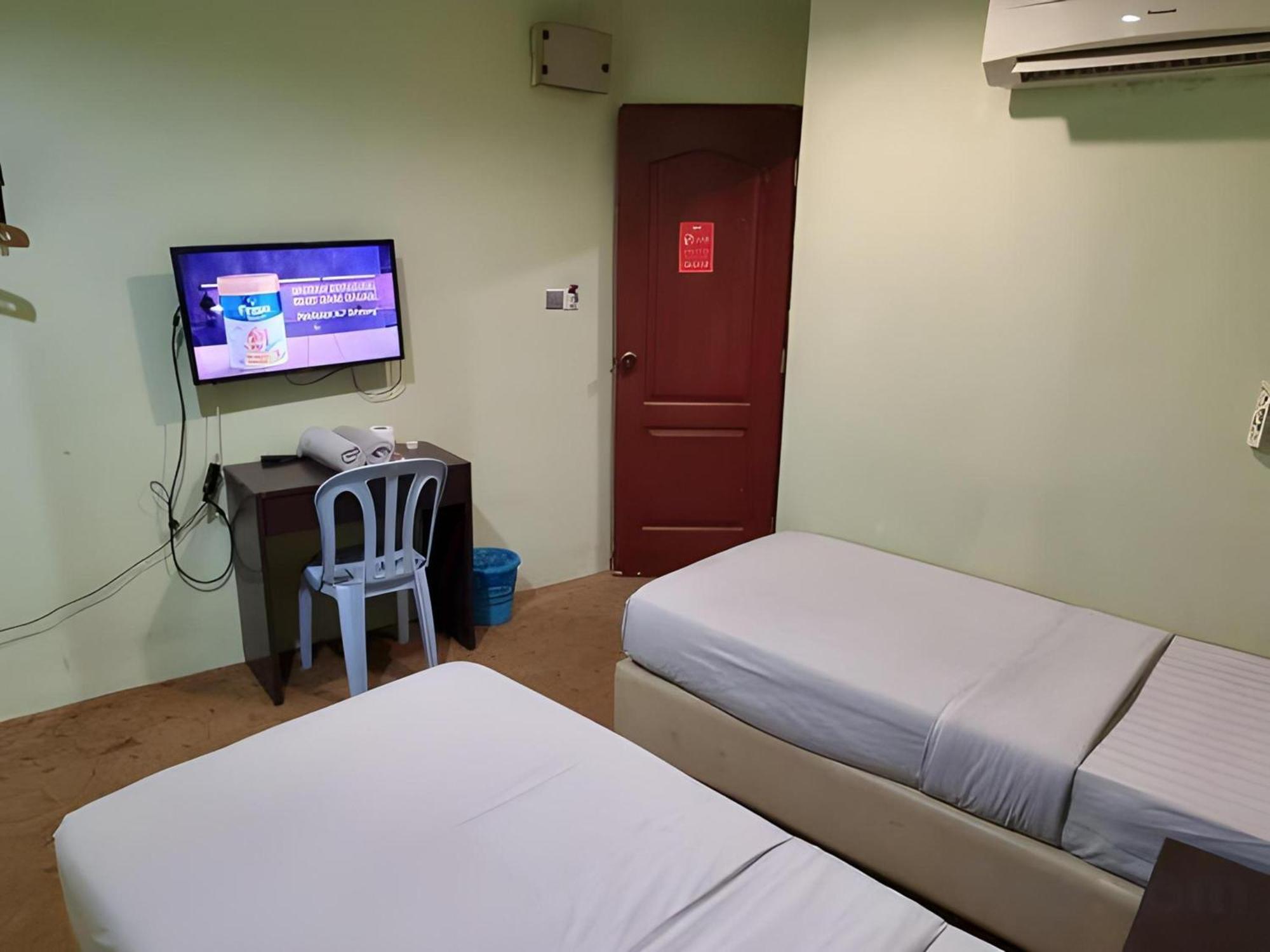 OYO 1102 Amani Hotel Kampong Sungai Ramal Dalam Bagian luar foto